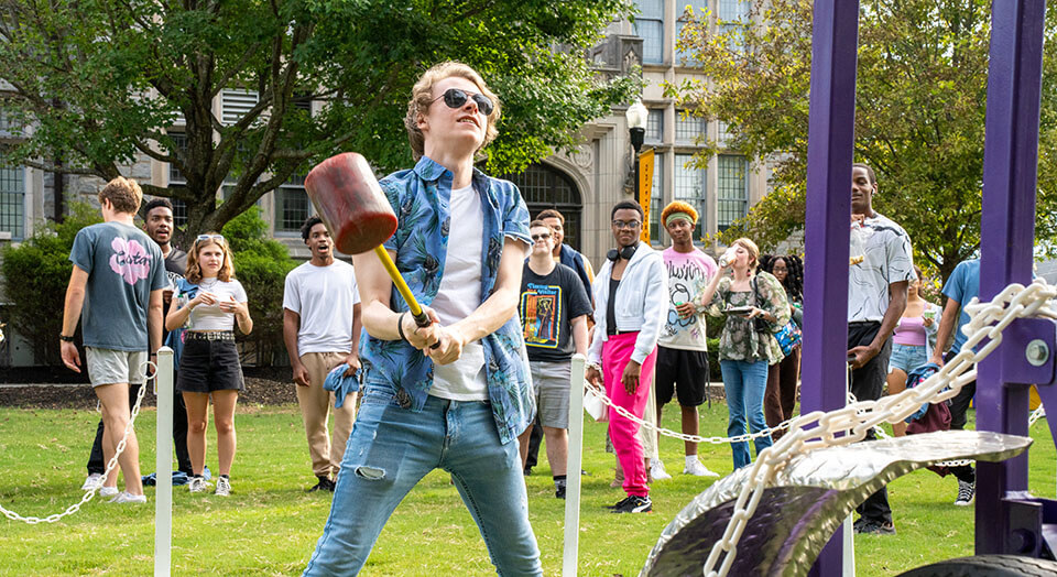 Los estudiantes de Oglethorpe celebran y juegan a juegos de carnaval en Quadfest 2023.