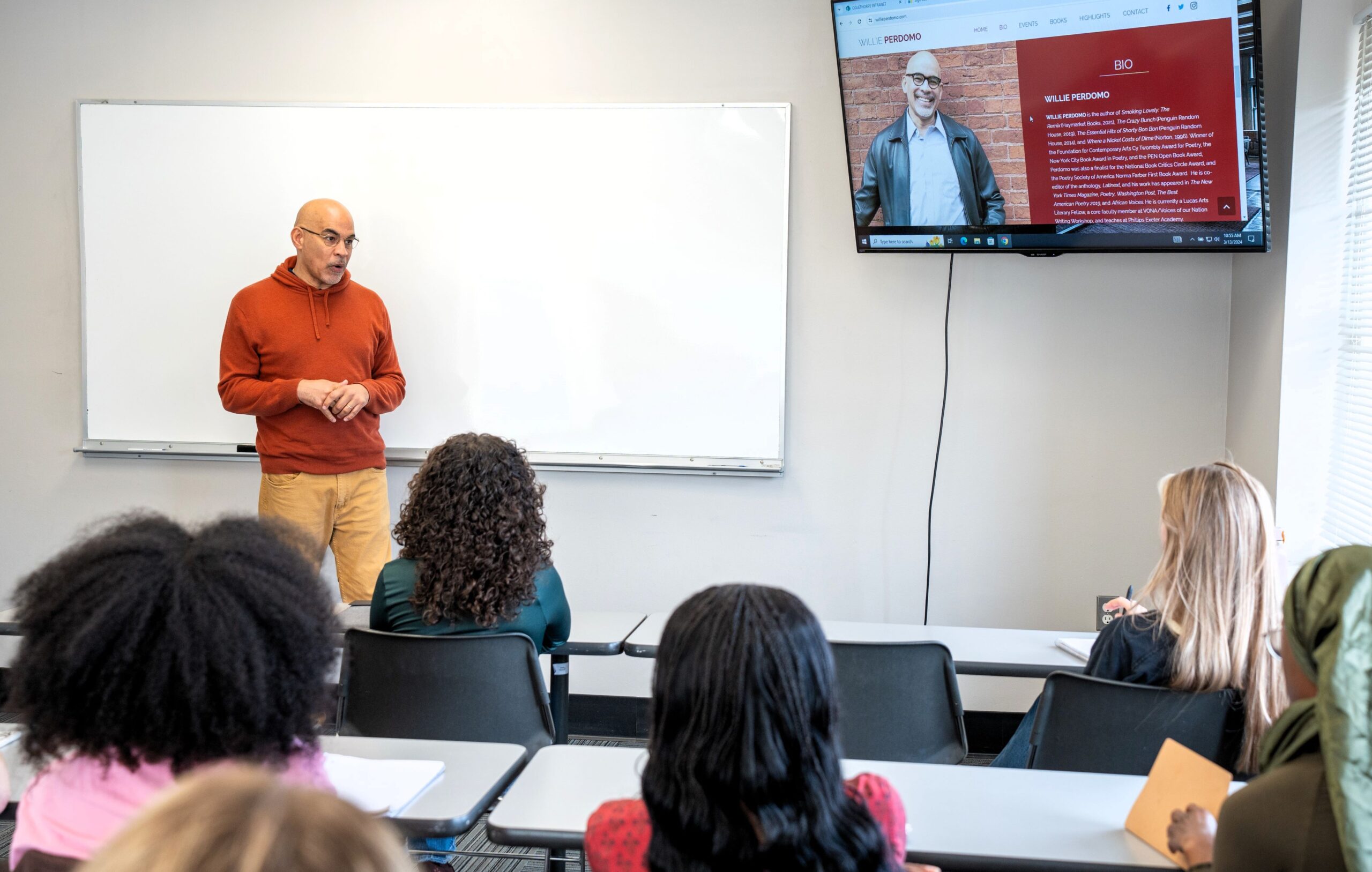 Willie Perdomo speaks to Oglethorpe writing students