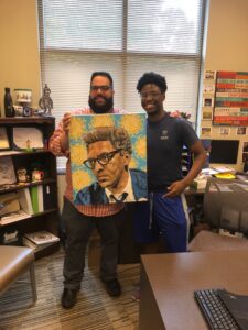 Harry Daniel con su pintura de Bayard Rustin comisionado por Rene Alvarez.