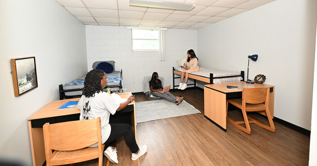 Traer bedroom with roommate