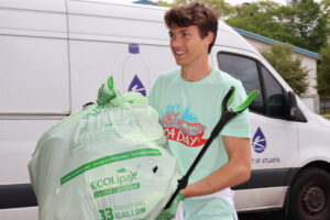 Oglethorpe student carrying a bag full of trash. 