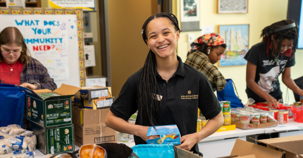 Jourdan Russell '28 stuffs meal kits.